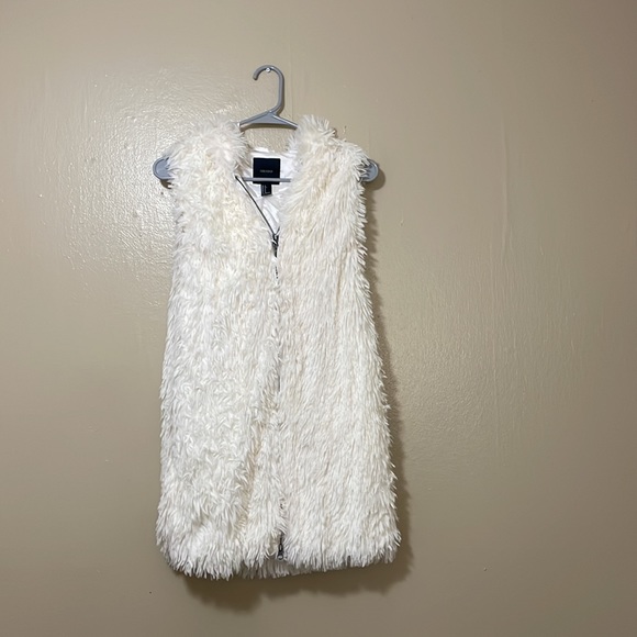 🌸 Clearance! 🌸 White Sleeveless Fuzzy Vest/Coat Size S - Picture 3 of 7